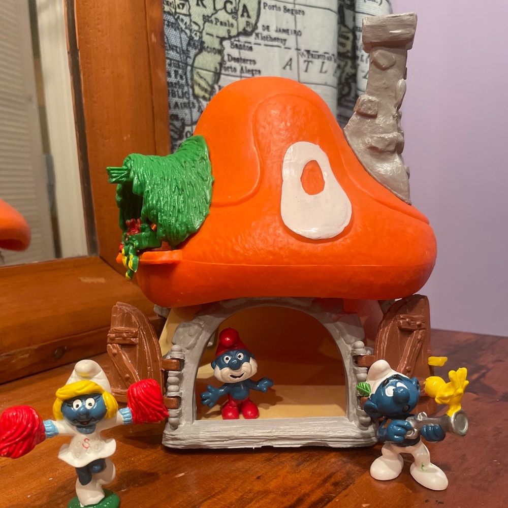 Vintage 1983 smurf house in original box.